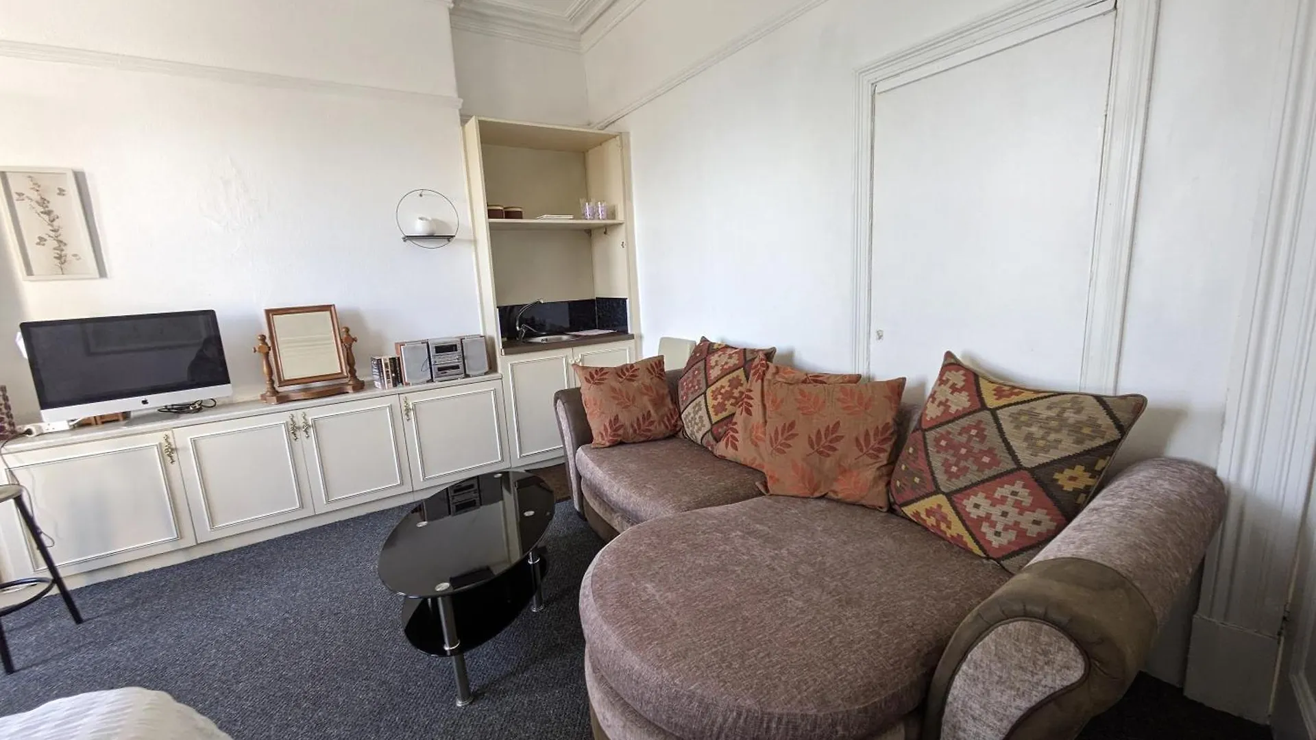 Singleton Short Stays R7R5 Swansea Guest house